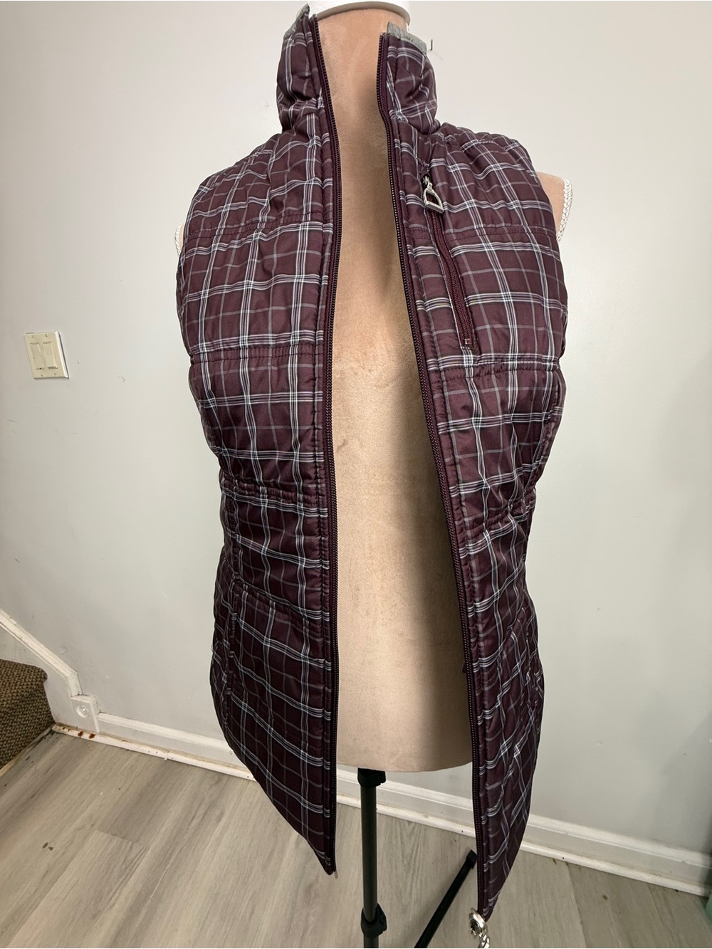 Ariat Plaid Quilted Puffer Vest - Burgundy with Gray - Picture 9 of 16